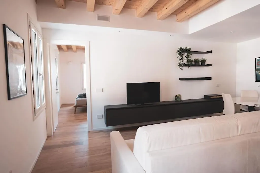 Modern Apartment Lungolago Di 科莫