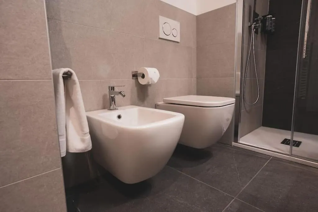 Modern Apartment Lungolago Di 科莫